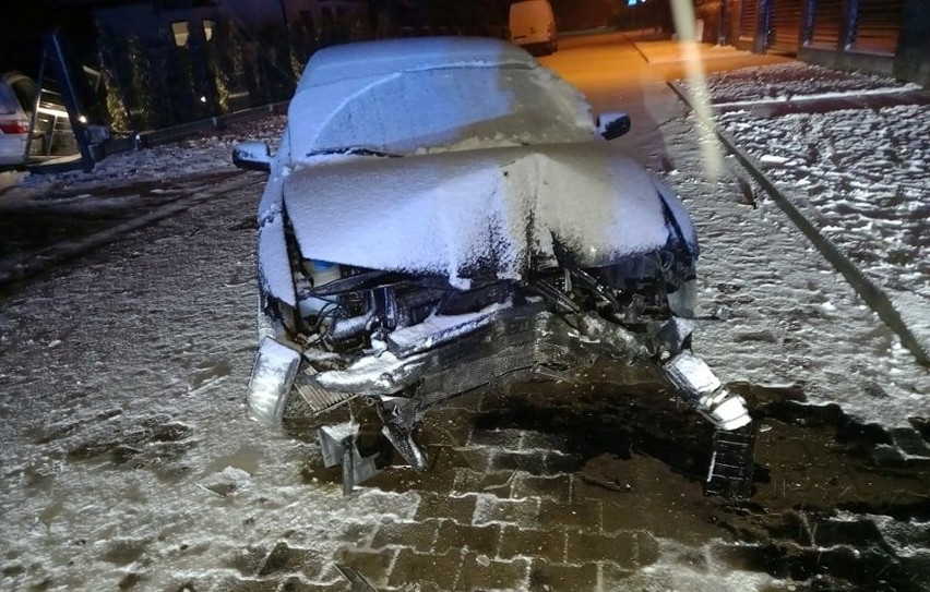 Ostrów Mazowiecka. Pijany kierowca wjechał w samochód zaparkowany przy ul. Zachodniej. 1.12.2021