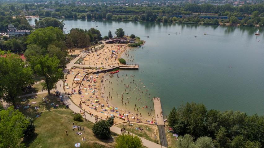 Kraków. Nowe atrakcje na Bagrach przyciągają tłumy ludzi. Upał i plaża, czyli lato pełną parą w Krakowie