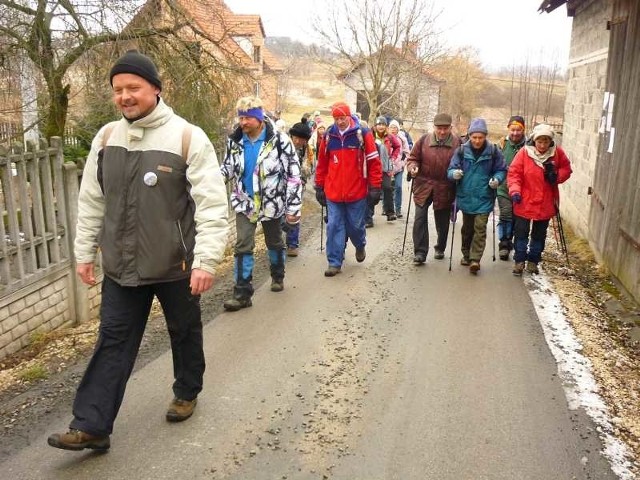 - Udział w pieszej wycieczce, takiej jak ta z klubem Przygoda to podwójna korzyść: zdrowy ruch na świeżym powietrzu i spotkanie z sympatycznymi ludźmi - mówi Anna Hendler. Tego samego zdania jest Sławomir Micek (drugi z lewej).