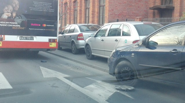 Toyota najechała na tył autobusu.