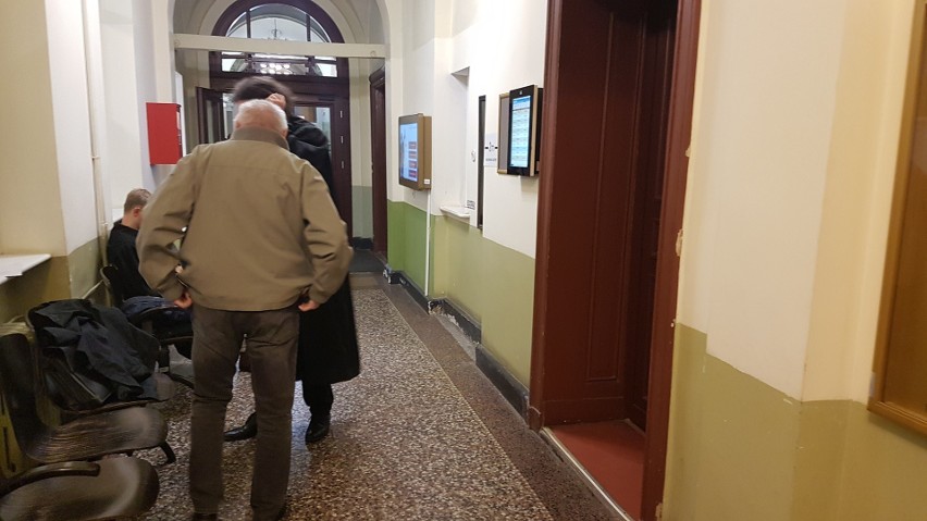 Wiesław S. przyszedł wczoraj do sądu ze swoim obrońcą.