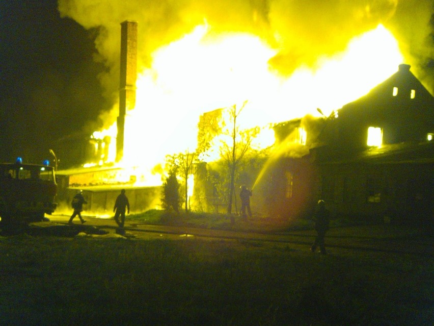 Pożar dawnej fabryki mebli Pinea w Supraślu