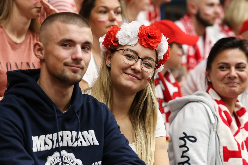 Hala w Amsterdamie jest zdecydowanie mniejsza niż w...