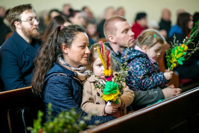 Niedziela Palmowa rozpoczyna w liturgii kościoła katolickiego Wielki Tydzień. Tego dnia, podczas mszy św. w Starzynie, odbyło się poświęcenie parafialnej palmy umieszczonej nieopodal kościoła pw. Św. Michała Archanioła w Starzynie i uroczysta procesja z palmami do świątyni.