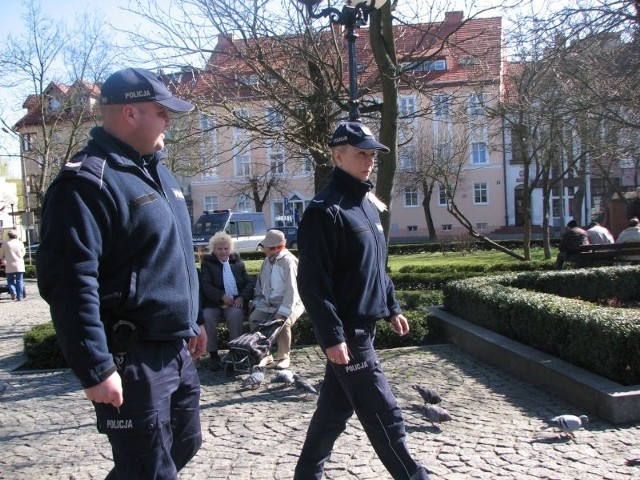 Przeciętnie w miasto rusza 12 patroli na dobę. Jeden z nich, w którym była sierż. Ewa Murmyło i st. sierż. Tomasz Różański spotkaliśmy wczoraj w parku przy placu Przyjaźni.