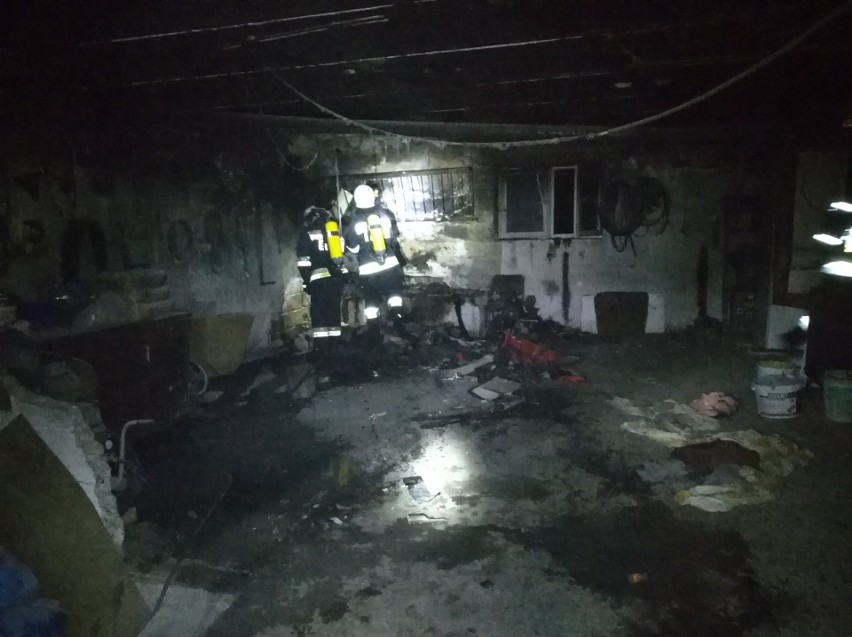 Pożar w Michałowicach. Ogień wybuchł nocą w garażu, na ratunek wezwano cztery jednostki strażackie