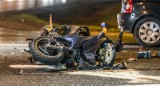 Groźny wypadek motocyklisty między Słupskiem i Toszkiem. Motocyklista ciężko ranny