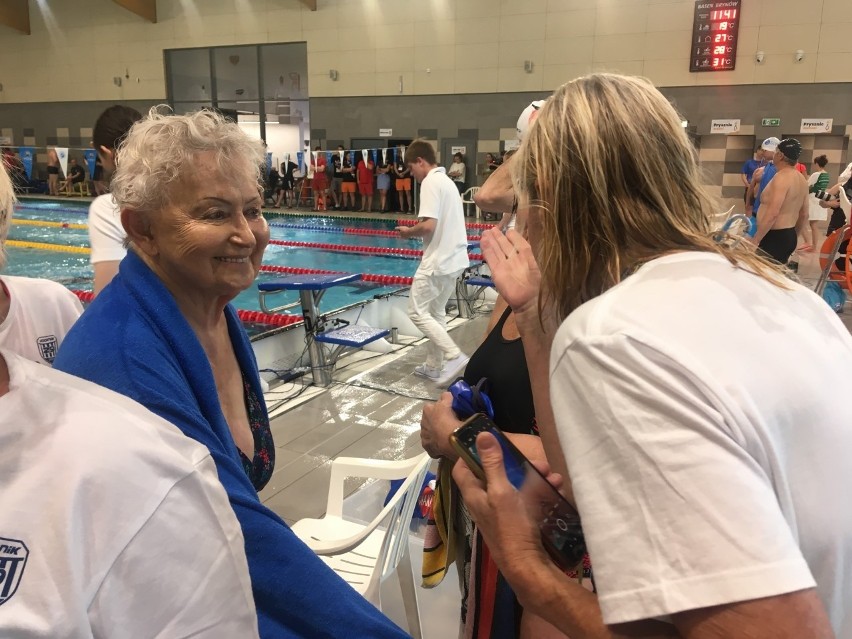 90-letnia Urszula Walkowicz miała przerwę w pływaniu...