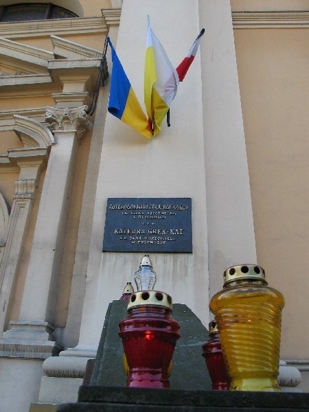 W Przemyślu ozdobione kirem razem wiszą flagi polska i ukraińska