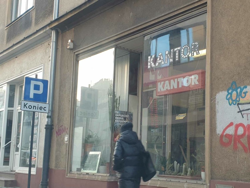 Zuchwały napad na kantor przy ul. Wigury. Policja zatrzymała jednego z trzech bandytów. To obywatel Rumunii