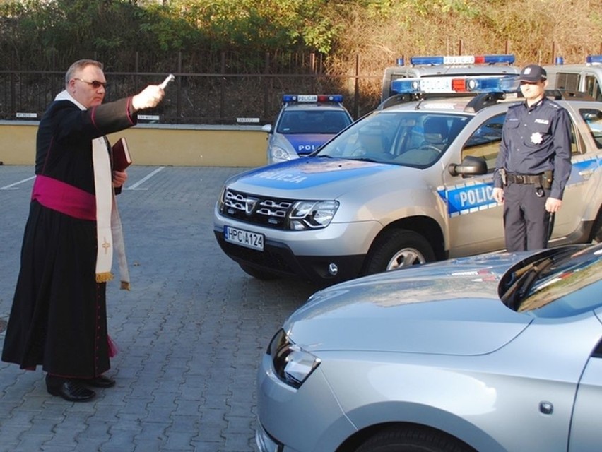 Policjanci z Radziejowa otrzymali nowe radiowozy. Auta zostały poświęcone, mogą już wyjeżdżać na akcje [zdjęcia, wideo]