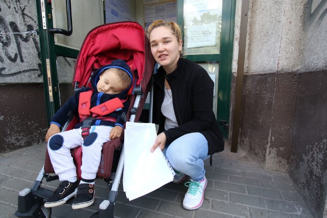 Joanna Majchrzyk stała w poniedziałek w Kielcach razem z synem w długiej kolejce, by złożyć wniosek  o zasiłek 500 plus.