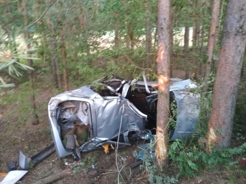 Gmina Ciepielów. Wypadek w Rafałowie. Kierujący samochodem osobowym zdjechał z jezdni, wóz uderzył w drzewo. Strażacy musieli ciąć karoserię