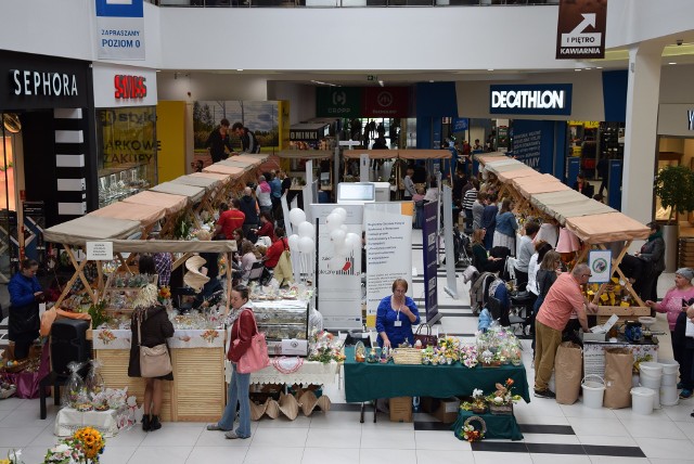 Trwa Wielkanocny Kiermasz Ekonomii Społecznej w Centrum Handlowym PLAZA Rzeszów. 20 wystawców w tym warsztaty terapii zajęciowej, zakłady aktywności zawodowej, spółdzielnie socjalne, centra integracji społecznej, fundacje i stowarzyszenia zaprezentowały wyroby swoich podopiecznych: ręcznie wykonane pisanki, ozdoby świąteczne, wianki, baranki, palmy, świąteczne wyroby cukiernicze, koszyki wiklinowe oraz wyroby z gipsu czy drewna. Dochód ze sprzedaży przeznaczony zostanie na cele społeczne realizowane przez wystawców. Z myślą o najmłodszych gościach kiermaszu powstała specjalna przestrzeń, w której dzieci miło spędzą czas, podczas gdy ich rodzice lub opiekunowie będą robili zakupy.