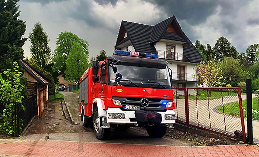 Burza, ulewa i gradobicie w Limanowej. Zalane ulice, zatopine piwnice. Strażacy w akcji