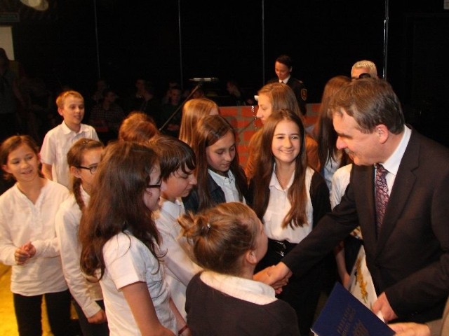 Uczniowie ze Szkoły Podstawowej numer 25 odbierają czek na 15 tysięcy dla swojej szkoły od prezydenta Kielc Wojciecha Lubawskiego.
