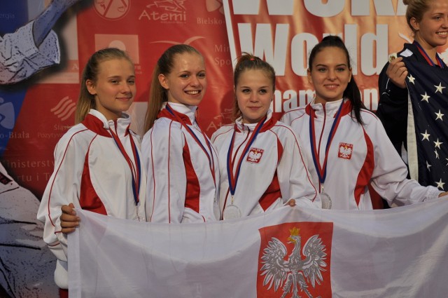 Zawodniczka Nidanu Zawadzkie Natalia Szponder (druga z prawej) wywalczyła srebro w drużynie, a indywidualnie uplasowała się tuż za podium.