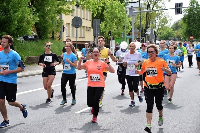 4. PKO Białystok Półmaraton to nie tylko zmagania sportowe. Wielu biegaczy potraktowało imprezę jako okazje do rekreacji z uśmiechem na ustach.