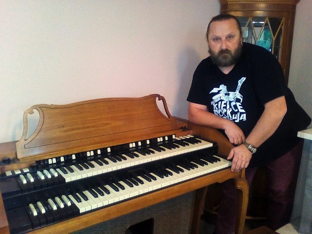 Paweł Wawrzeńczyk z jednym z 47 instrumentów, które kupił. Teraz chce kolekcję umieścić w muzeum.