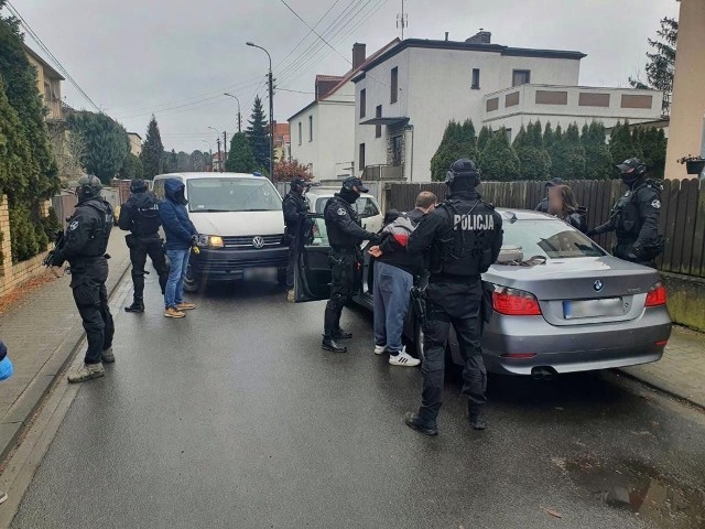 25 stycznia policjanci z Wydziału Kryminalnego Komendy Miejskiej Policji w Poznaniu we współpracy z funkcjonariuszami z Grupy Realizacyjnej zatrzymali dwie osoby, które metodą na policjanta mieli ukraść przynajmniej 50 tys. zł. Policjanci przyłapali dwie osoby na gorącym uczynku.