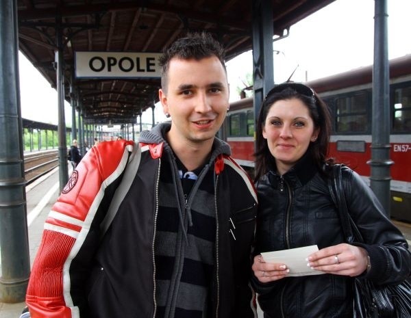 Kasia Beck i Arkadiusz Wilk dopiero z megafonu na peronie dowiedzieli się, że odwołano pociąg z Wrocławia do Przemyśla, którym chcieli jechać do Zabrza.