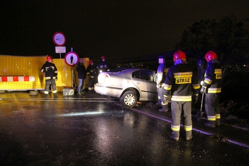 Wypadek na Chociebuskiej. Nie zauważył końca drogi i spadł ze skarpy