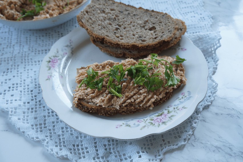 Gotową pastę rybną należy rozsmarować na chlebie i podawać...