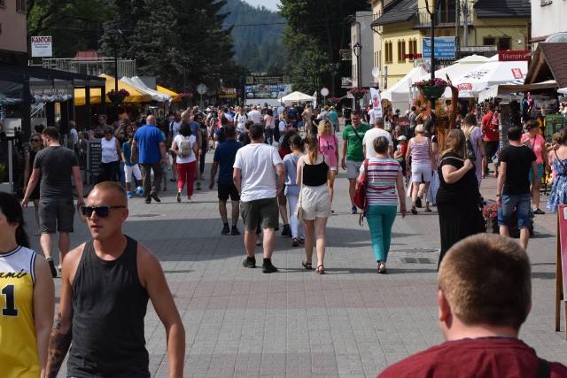 Do takiej normalności na deptaku w Wiśle, jak na tym zdjęciu (wykonane w lipcu 2019 r.), jeszcze dużo brakuje. Póki co, trzeba mieć ubraną maseczkę i zachować odpowiedni odstęp