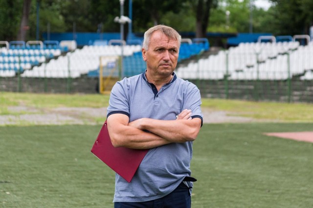 Trener Leszek Janiczak wywalczył z Hutnikiem awanse do trzeciej (2018 r.) i drugiej ligi (2020 r.)