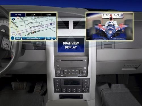 Fot. Delphi. Podwójny wyświetlacz umożliwia pasażerom siedzącym z przodu oglądanie czegoś innego niż to, co ogląda kierowca na ekranie nawigacji.