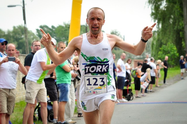 Zwycięzca biegu głównego Rafał Tyburek wbiega na metę.