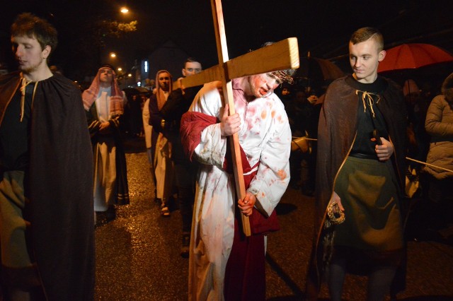 Widok dźwigającego krzyż Jezusa (wcielił się w niego Adam Dobek) oraz lżących go i biczujących żołnierzy był przejmujący