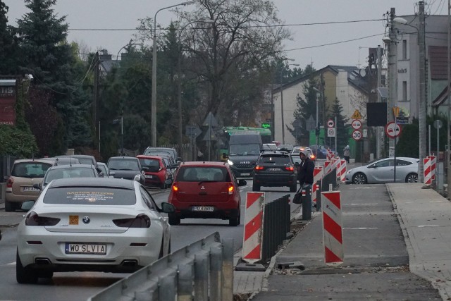 Zmiany w organizacji ruchu w PoznaniuBudowa drogi rowerowej i chodnika na ul. Złotowskiej wchodzą w kolejny etap: rozpoczynają się prace nad nawierzchnią bitumiczną na odcinku od przystanku Złotowska Działki w stronę ronda. Zapowiadane są zmiany w organizacji ruchu. Sprawdź, co jeszcze będzie się działo -->