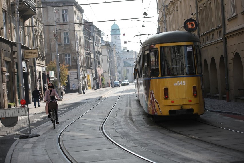 Kraków. Niekończące się poprawki na ulicy Krakowskiej. Zamontują na niej 300 znaków i 130 słupków ozdobnych [ZDJĘCIA]