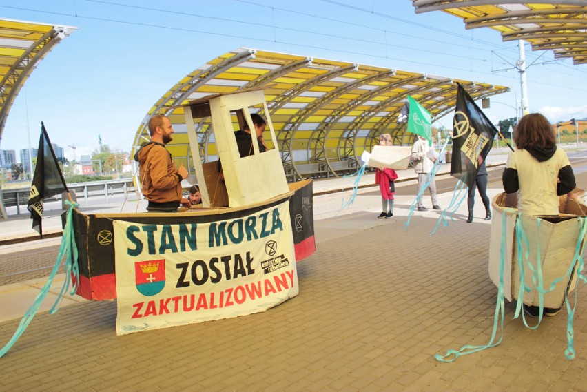 Happening dotyczący zmian klimatu. - Bałtyk intensywnie...