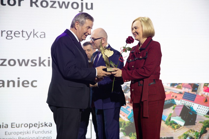 Nagrodę od wicemarszałek Renaty Janik odebrał starosta...