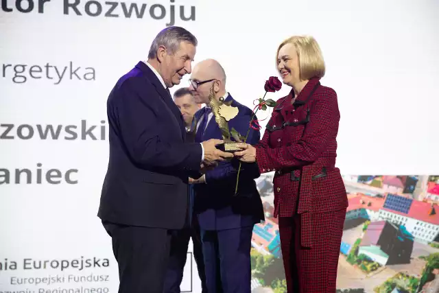 Nagrodę od wicemarszałek Renaty Janik odebrał starosta staszowski Józef Żółciak.Więcej na kolejnych zdjęciach>>>