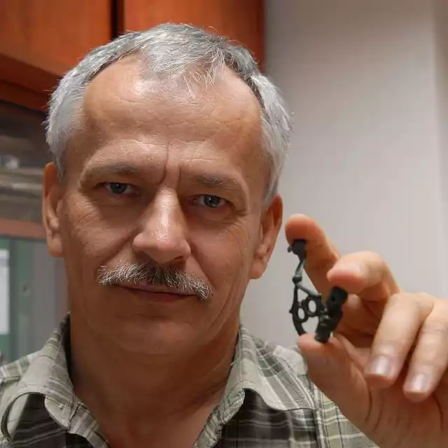 Marek Bednarek z Uniwersytetu Wrocławskiego pokazuje sprzączkę pasa znalezioną pod Kietrzem. W Nowej Cerekwi znaleziono więcej celtyckich przedmiotów.