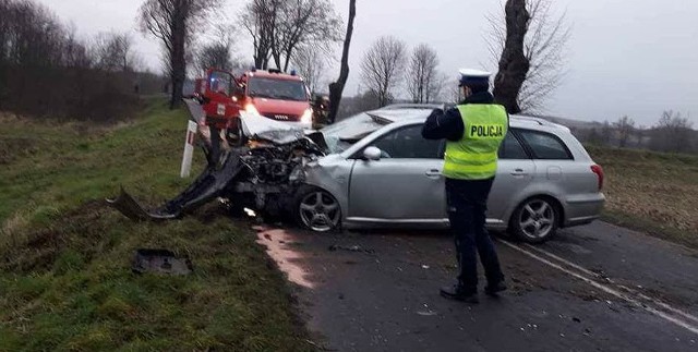 Do wypadku doszło w sobotę, 16 grudnia. Toyota wypadł z drogi i uderzyła w drzewo. Pasażer auta została przewieziony do szpitala. Miejsce zabezpieczyła zielonogórska drogówka.Do zdarzenia doszło około godz. 15.00. Kierujący toyotą jechał drogą koło Radowic pod Trzebiechowem. Kierujący najprawdopodobniej wpadł w poślizg. Toyota wypadła z drogi i roztrzaskała się o drzewo.Na miejsce dojechały karetki, zielonogórska policja oraz strażacy zawodowi z Sulechowa i jednostka ochotników z Trzebiechowa.- Pasażer toyoty został przewieziony do szpitala – informuje podinsp. Małgorzata Stanisławska, rzeczniczka zielonogórskiej policji. Mężczyzna był przytomny. Kierowca doznał ogólnych potłuczeń.Czytaj też: Uwaga kierowcy i piesi! Będzie ślisko na drogachZobacz nasz program informacyjny