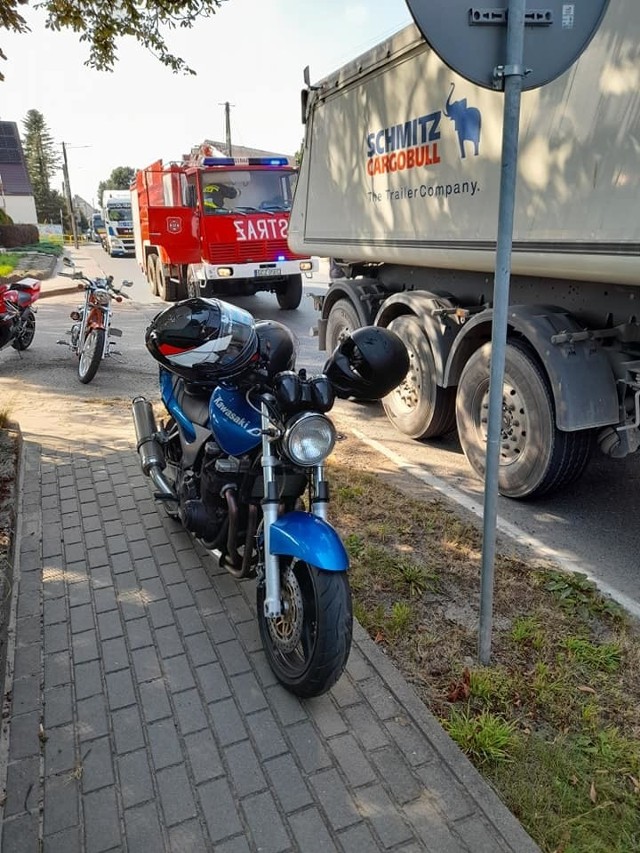 Dzisiaj (piątek) na ul. Człuchowskiej w Rzeczenicy doszło do zderzenia samochodu osobowego i motocyklisty. Poszkodowany został kierowca jednośladu.