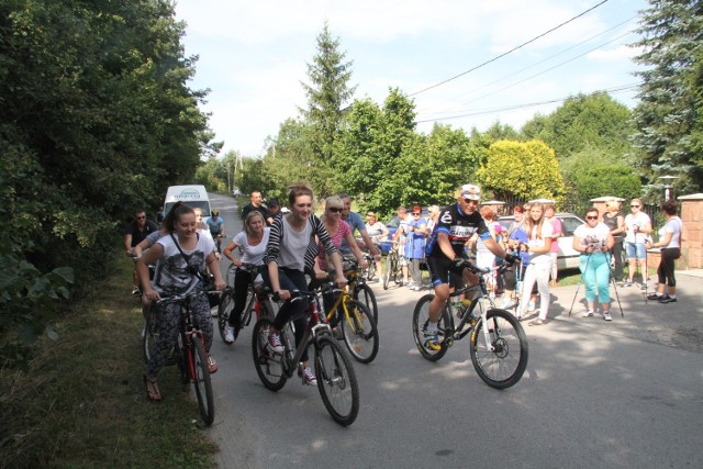 W rajdzie wzięło udział około 40 osób w dwóch grupach. Jedną stanowili rowerzyści, drugą piesi z kijkami do nordic walking.