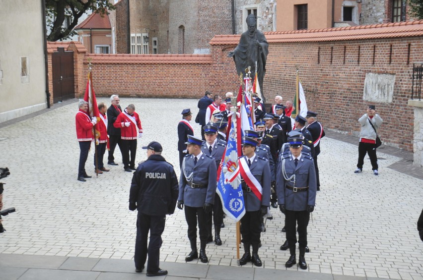 Katedra Wawelska. Poświęcenie nowego sztandaru Małopolskiego Oddziału Okręgowego Polskiego Czerwonego Krzyża w 100-lecie PCK