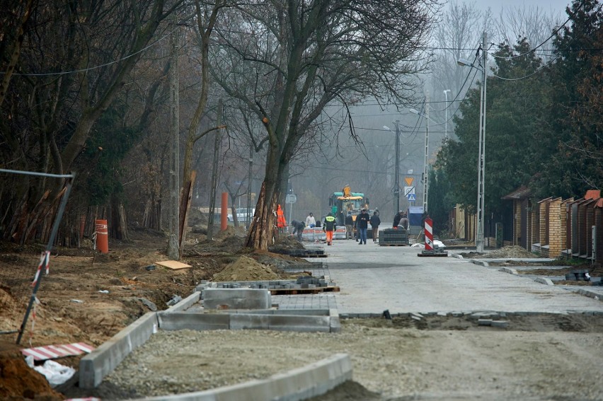 Ulica Minerska z gruntówki zamienia się w ulicę asfaltową, częściowo ZDJĘCIA