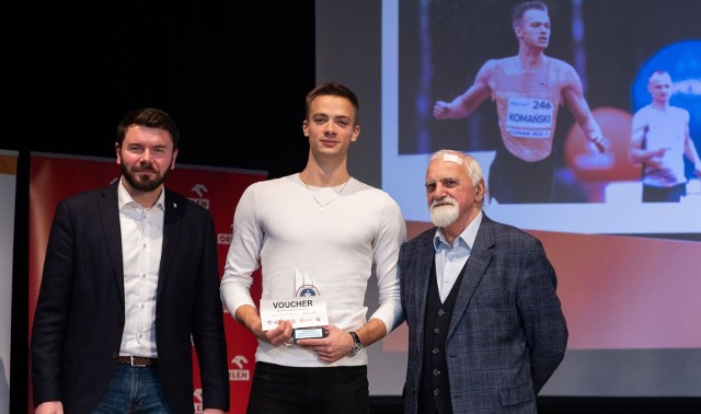 Janusz Mazur (z prawej) jest dumny z dokonań Alberta Komańskiego. Z lewej Janus Gutowski, dyrektor Wydziału Sportu i Rekreacji UM w Rzeszowie