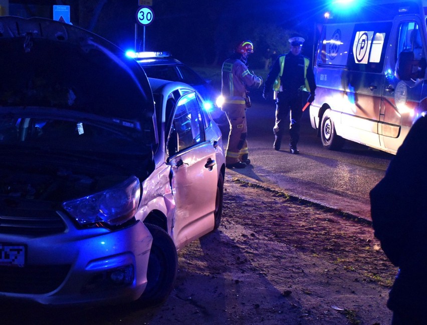 Pościg i groźny wypadek na ul. Zakopiańskiej w Malborku. 16-letniego kierowcę zabrał do szpitala śmigłowiec LPR