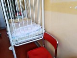 Szpital dziecięcy Konopnickiej w Łodzi. Rodzice śpią na krześle, bo nie ma miejsca na leżanki. Szpital odsyła do hotelu [ZDJĘCIA]