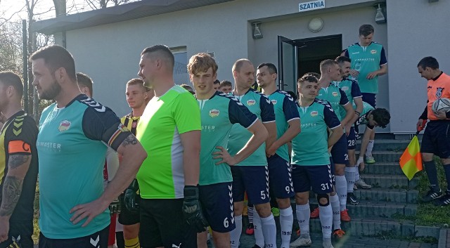 Piłkarze Polonii Białogon Kielce przed meczem w Jędrzejowie.