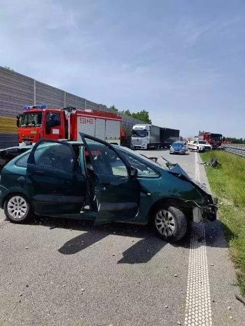 19-latka uderzyła citroenem w barierki na S-8