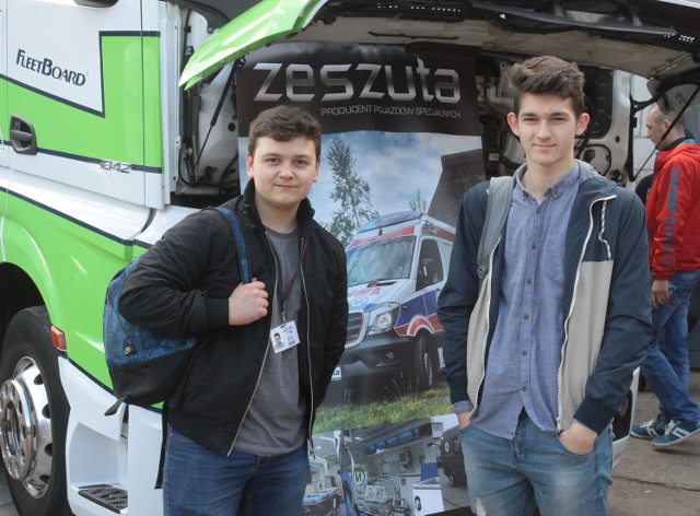 - Uczymy się w Zespole Szkół Samochodowych i mamy tu okazję poznać budowę nowoczesnych samochodów – mówią Marcin Kosiec i Dominik Dębski, uczniowie klasy I a technikum.