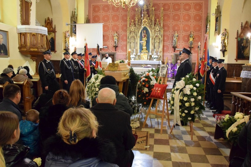 Pogrzeb Wiesława Kozy, cenionego strażaka w Baćkowicach. Tłumy ludzi i wzruszające pożegnanie. Zobaczcie zdjęcia